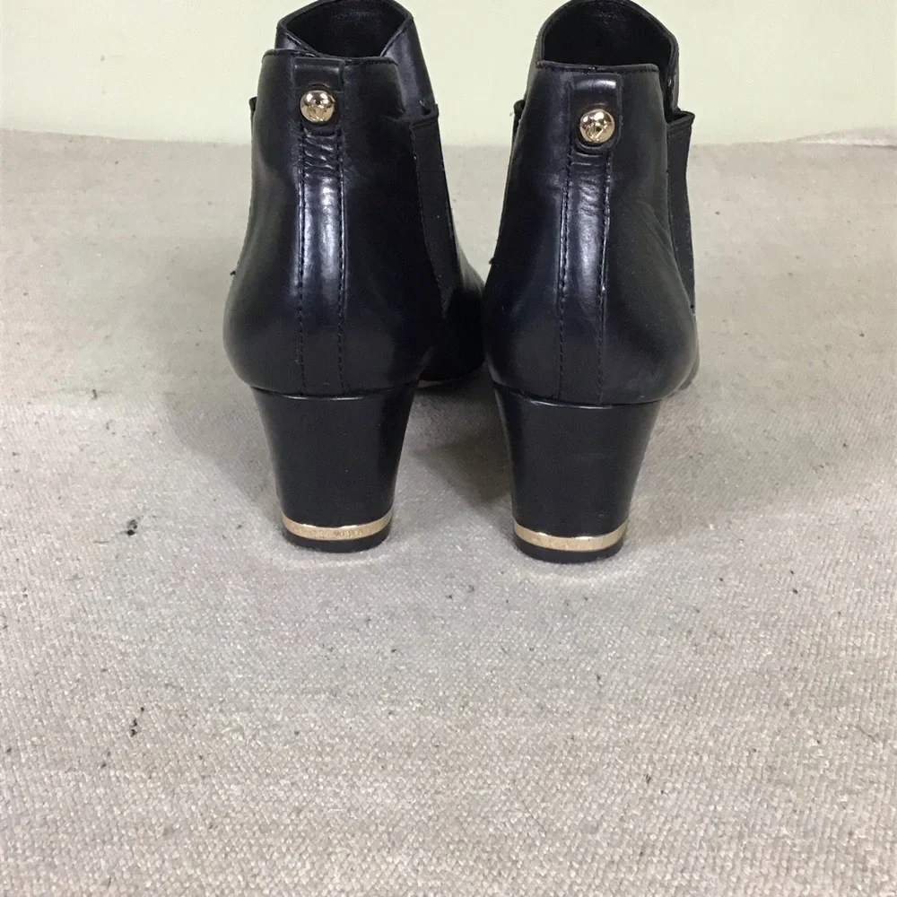 Vero Cuoio Signature black leather ankle bootie Women’s Size 8.5